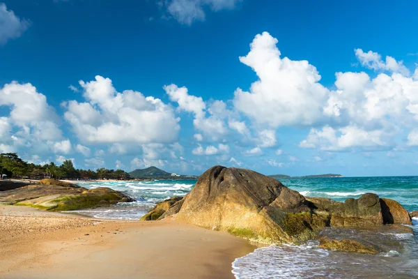 Kayalar, okyanus ve gökyüzü görünümü — Stok fotoğraf