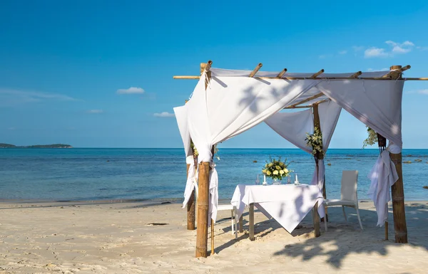 Wedding ceremony place on shore — Stock Photo, Image