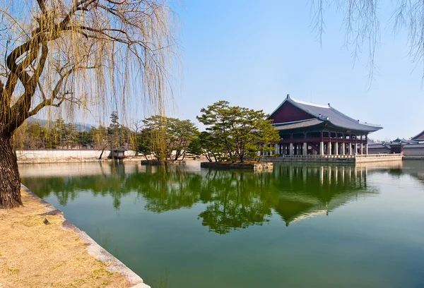 Вид на ландшафт из дворца императора Кёнбока — стоковое фото