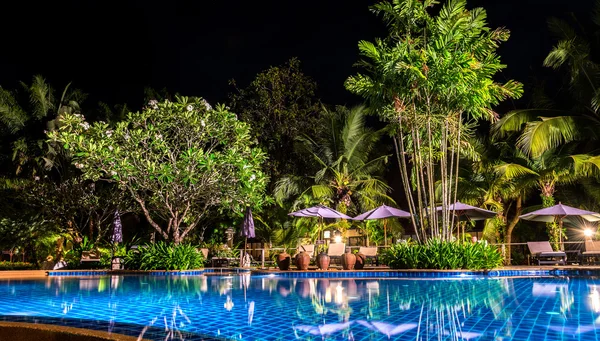 Vista nocturna de la piscina — Foto de Stock