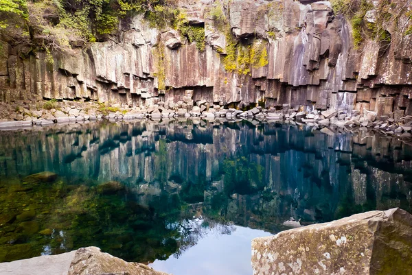 Estanque de famosas cataratas Cheonjiyeon — Foto de Stock