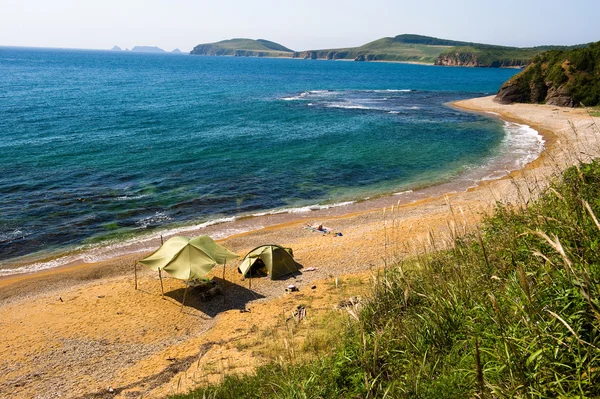 Camping solitario en la playa del desierto — Foto de Stock