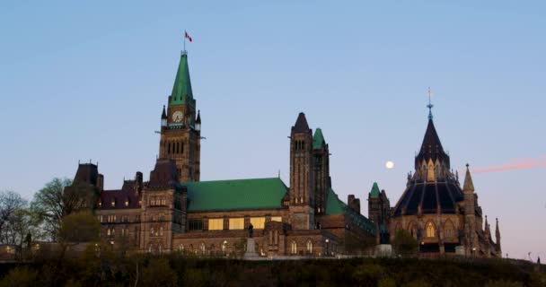 A kanadai parlament középső fotója Ottawában, reggeli fényben