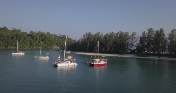 島の近くに停泊する船で熱帯夏を楽しむ観光客 ドローン撮影 — ストック動画