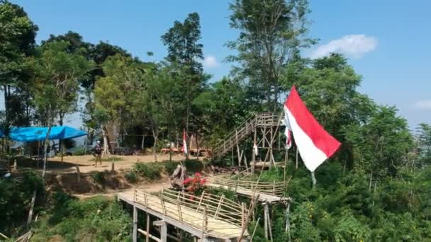 Flagge Weht Auf Bambuspier Betonmastkonstruktion 2000 Metern Tiefe Mit Drohne — Stockvideo