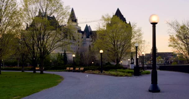 Fairmont Catheau Laurier Ottawa Centrum Sett Utifrån Närliggande Park — Stockvideo