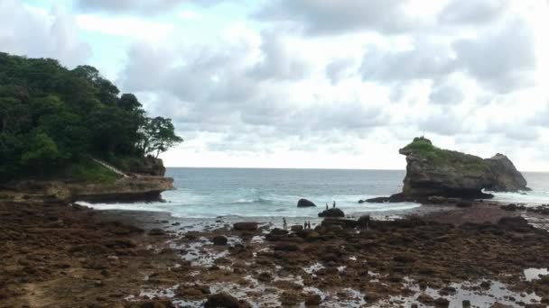 Скалы Небольшой Остров Берегу Индийского Океана — стоковое видео