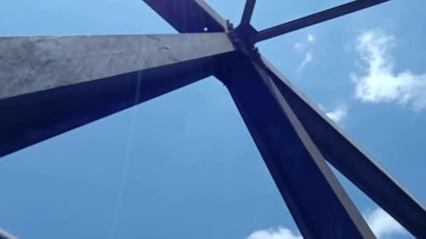 Metallfachwerkbrücke Mit Blauem Himmel Und Wolken — Stockvideo