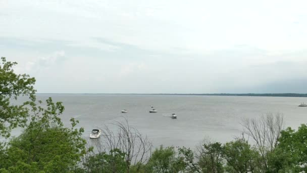 ウィネバゴ湖でボートとゆっくりと正午 — ストック動画