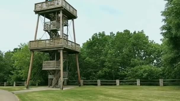 威斯康星州高崖州立公园的老式风格木塔 — 图库视频影像