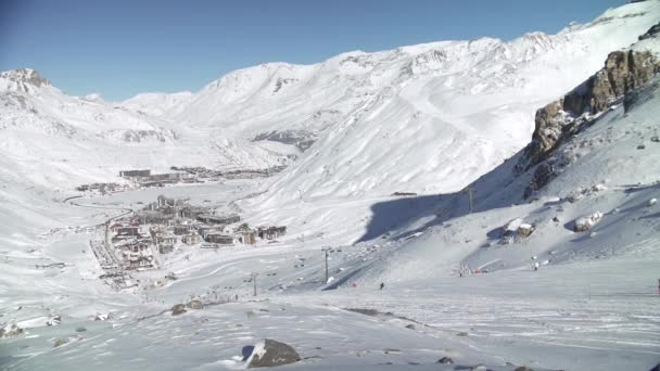 Egy Mozgalmas Sínap Francia Tignes Síközpontban Emberek Kék Futás Közben — Stock videók