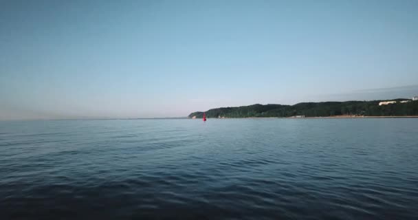 靠近浮标 波罗的海的无人机 — 图库视频影像