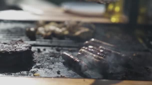 Fazer Churrasco Fechar Salsichas — Vídeo de Stock