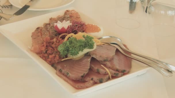 Salada Peixe Luxuosa Exposição Uma Mesa Jantar — Vídeo de Stock