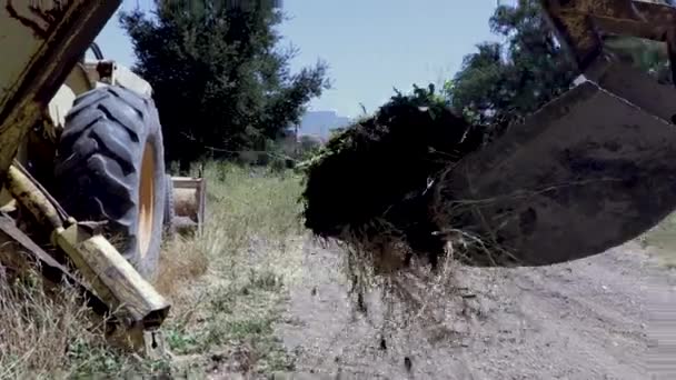 Backhoe Tractor Graven Van Een Lekkende Waterleiding Een Warme Dag — Stockvideo