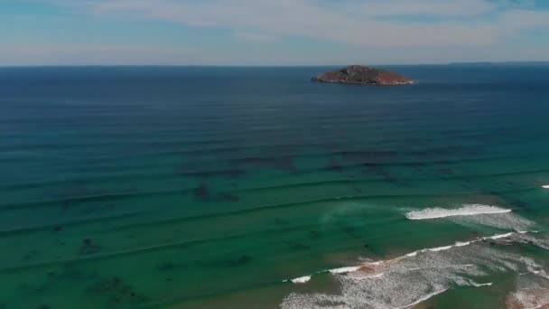 Ondas Rolando Com Pequena Ilha Remota Fundo Rochas Uma Praia — Vídeo de Stock