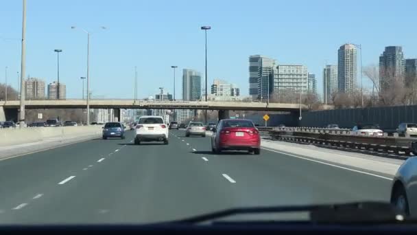 Auf Der Autobahn Fahren Während Der Beifahrer Den Verkehr Beobachtet — Stockvideo