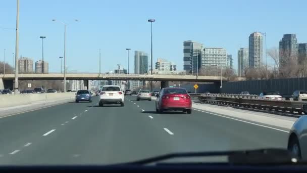 Conduite Sur Autoroute Tandis Que Passager Voit Circulation — Video