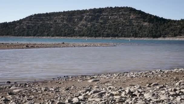 Alçak Pan Colorado Dağın Kıyısındaki Kayalık Sahilde Iki Balıkçı Kanosu — Stok video