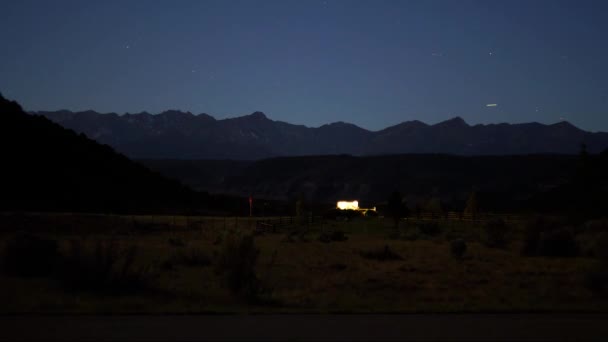 Tarde Noche Timelapse Autopista Estrellas Con Las Montañas San Juan — Vídeo de stock