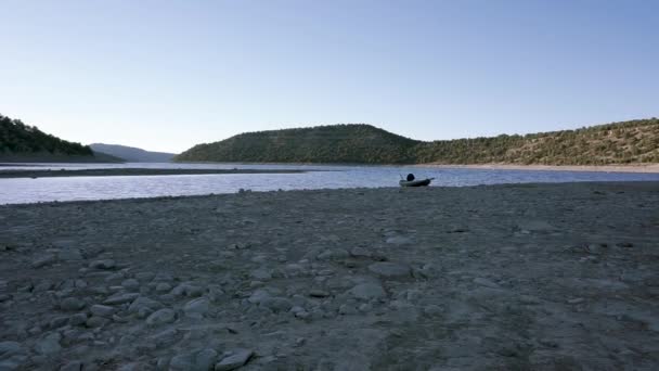 Samotny Połowów Kajak Wędką Skalistym Brzegu Mountain Lake Kolorado — Wideo stockowe