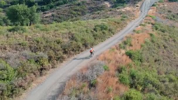 Een Mountainbiker Vanuit Lucht Sporen Paden Bergen — Stockvideo