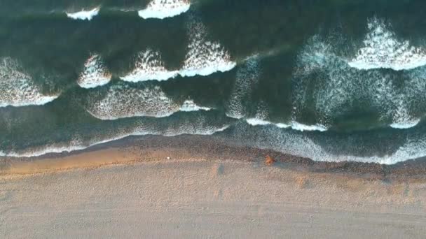 Légi kilátás a hullámok és a strand