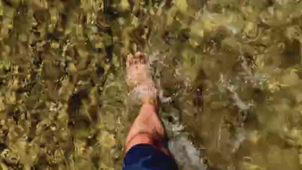 Gambe Piedi Maschili Caucasici Che Camminano Attraverso Onde Dell Oceano — Video Stock