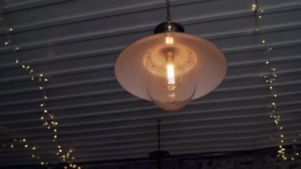 Vecchia Luce Elettrica Sul Soffitto Con Luci Fata — Video Stock