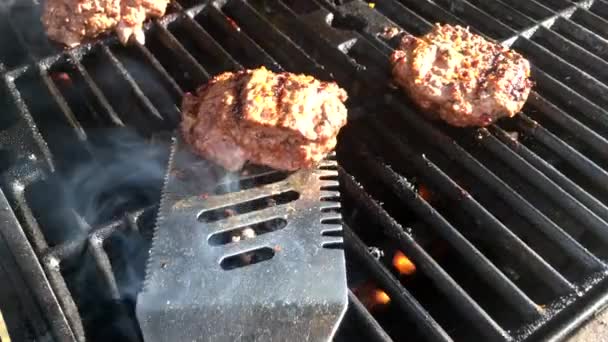 Lançando Hambúrguer Caseiro Grelhado Fresco Patty Grade Elétrica — Vídeo de Stock