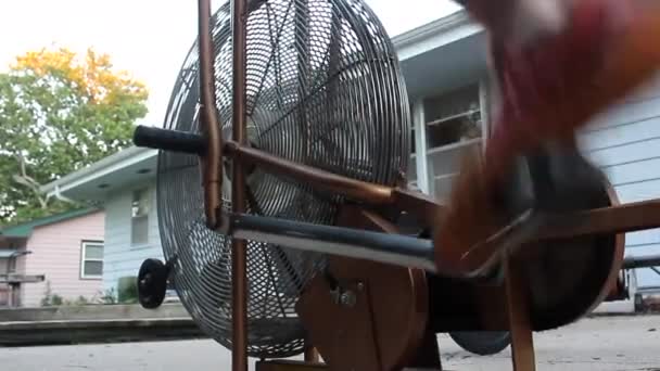 骑老式自行车在外面踩踏 — 图库视频影像
