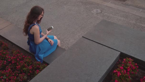 用手机的年轻女人 — 图库视频影像