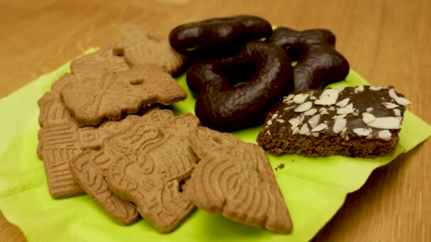 Primer Plano Cuatro Manos Tomando Galletas — Vídeos de Stock