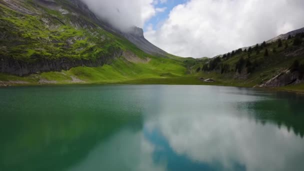 Volo Drone Attraverso Suggestivo Lago Montagna Nelle Alpi Svizzere — Video Stock