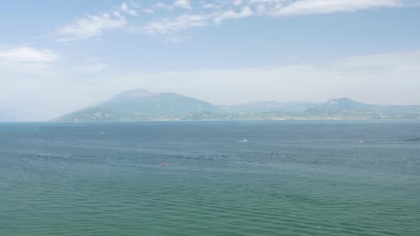 Θέα Πάνω Από Λίμνη Garda Και Ένα Βουνό Στο Βάθος — Αρχείο Βίντεο