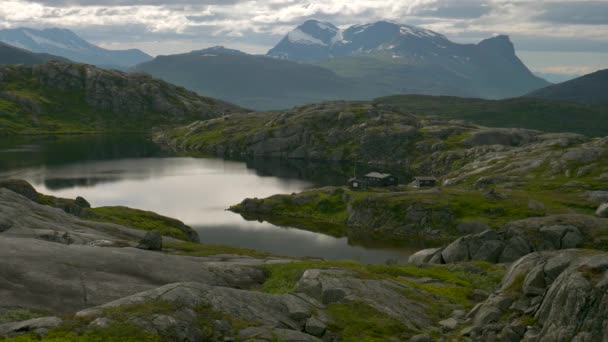 スウェーデンとノルウェーの国境 リクスグルンセンの近くにあるBjornefjellの小屋 — ストック動画