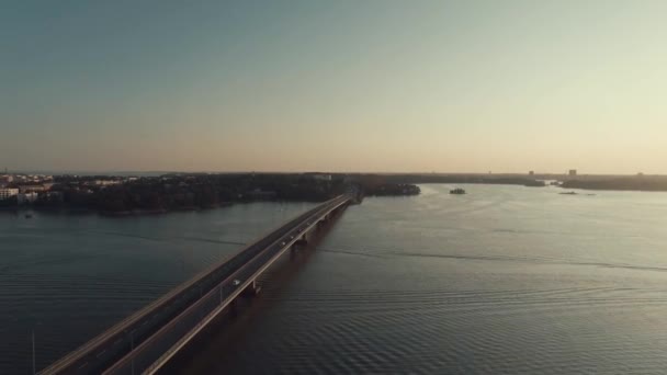 Ponte Ruoholahti Lnsivyl Com Carros Durante Pôr Sol Tiro Aéreo — Vídeo de Stock