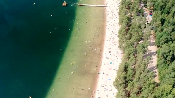 芬兰夏季飞越拥挤的海滩 — 图库视频影像