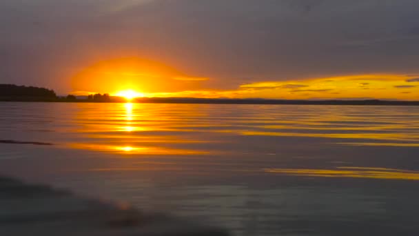 Solnedgång Över Sjö Vågor Skog Horisonten Och Solen — Stockvideo