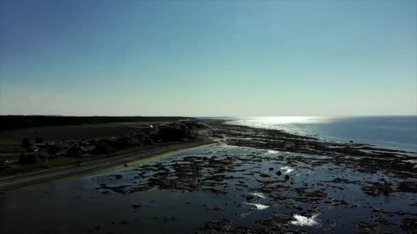 晴れた日にはガスパシー カナダの一部 でビーチのドローンショット — ストック動画
