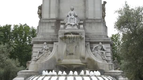 エスパー マドリード広場の椅子に座る女性の泉の記念碑 — ストック動画