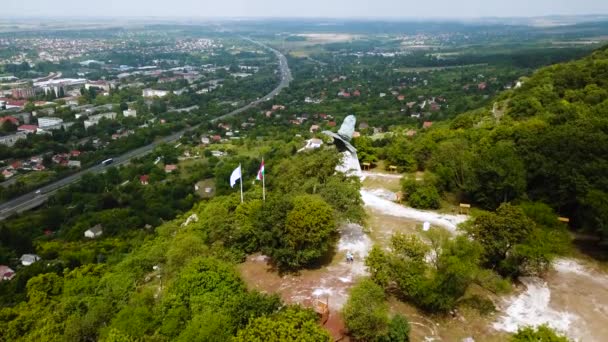 ハンガリーのタターニャ市を飛んで ターウルの鳥の像とハンガリーの旗のビュー 空中射撃 — ストック動画