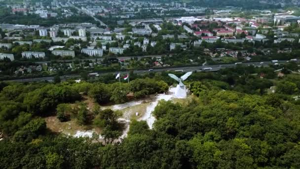 Descending Turul Monument Tatabnya Background Hungary — Stock Video