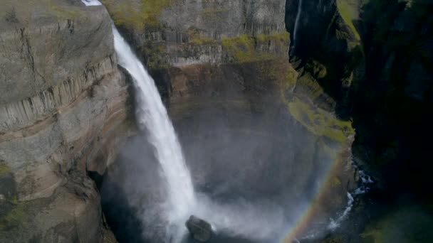 Vodopád Haifoss na Islandu ve zpomaleném filmu a duha. Zastřelen dronem..