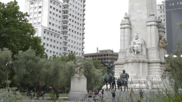 Monumen Don Quixote Dan Cervantes Dengan Orang Orang Berkeliaran Plaza — Stok Video