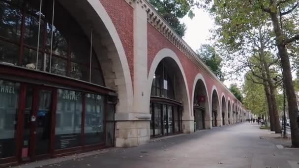 Paris Bölgesinde Coule Verte Hava Yolunun Altındaki Kemerler — Stok video