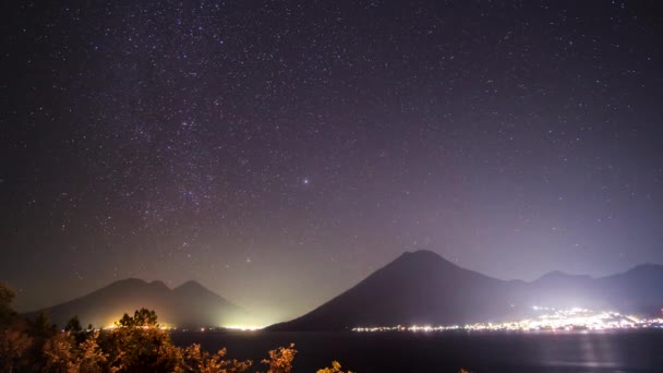 Estrellas Rotando Sobre Una Ciudad Brillante Volcanes Lago Atitlán Ecuador — Vídeo de stock