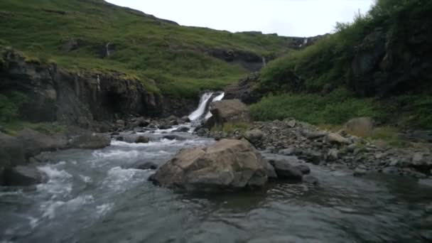 Este Vídeo Uma Cachoeira Fiorde Mjoifjordur Nos Fiordes Ocidentais Islândia — Vídeo de Stock