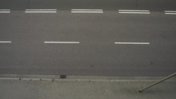 Horní pohled na ulici, kde projíždějí auta