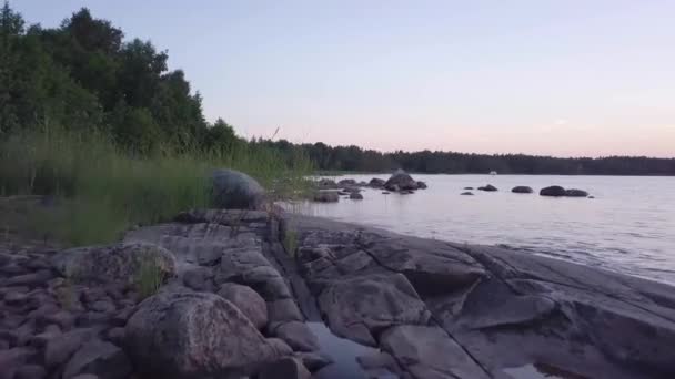 石造りの海岸を眺めながらの夕方のフライト — ストック動画